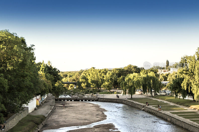 Mina Clavero穿过同名城市。阿根廷科尔多瓦的特拉斯拉西拉谷。